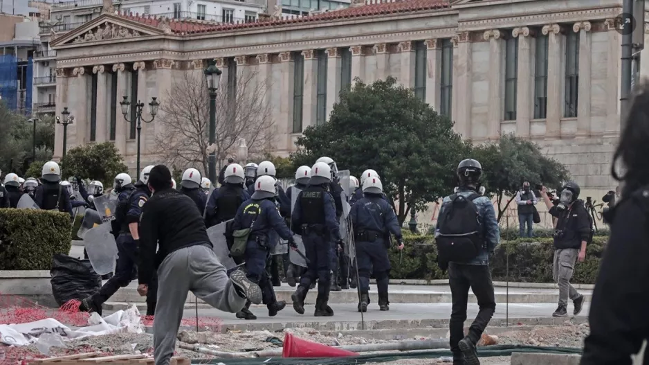 Κουκουλοφόροι πέταξαν μολότοφ και έσπασαν βιτρίνες στο κέντρο της Αθήνας