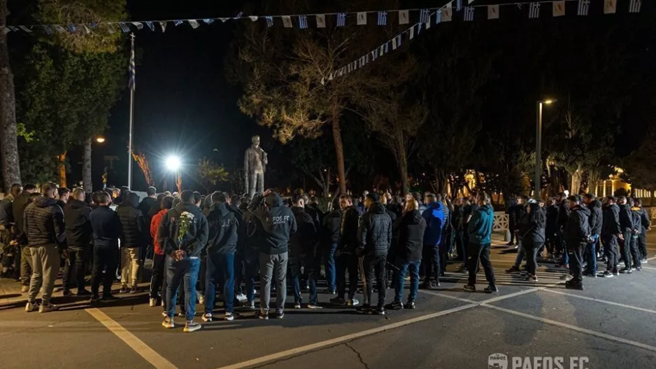 (Φώτος) Μαζεύτηκαν τα μεσάνυχτα για τον Ευαγόρα