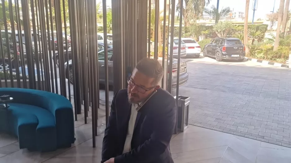 Με το τηλέφωνο...