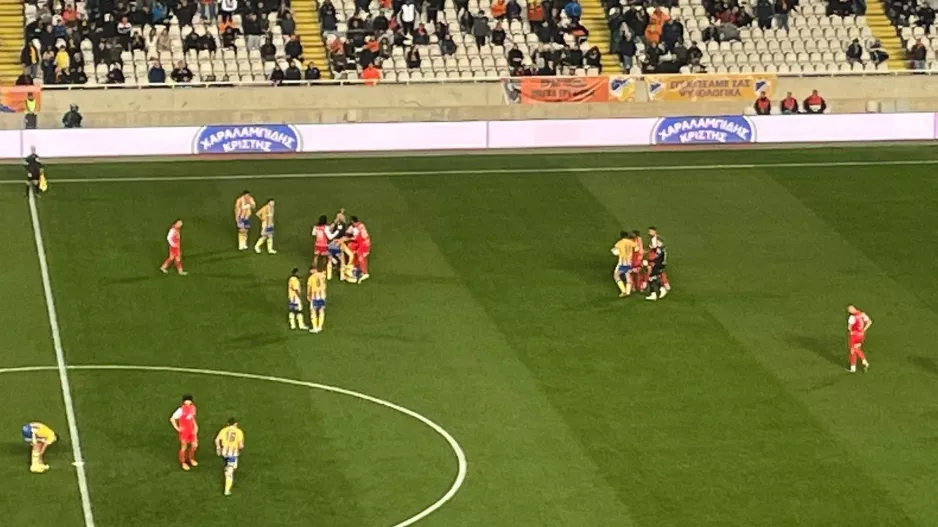 Απευθείας κόκκινη στο 22΄ για Μάντζεκ!