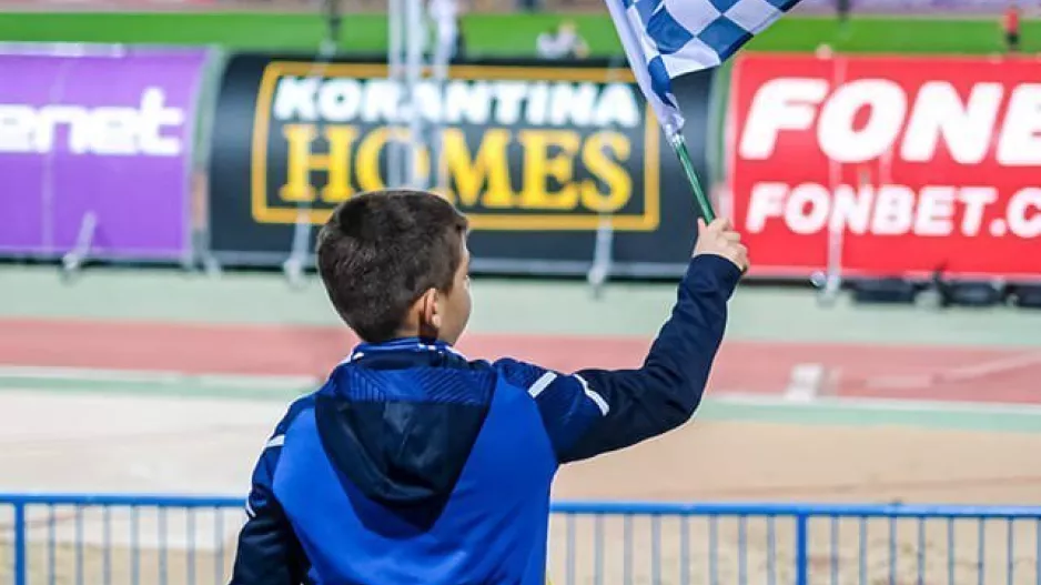 Με τη σημαία!