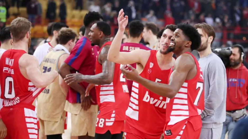 Η βράβευση του MVP Βεζένκοφ, τα μεγάλα «ερυθρόλευκα» σουτ και οι πανηγυρισμοί στο ΣΕΦ