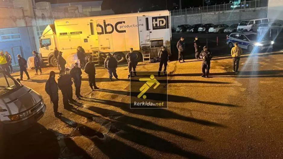 (Φώτος) Η Αστυνομία μπροστά από το βαν του VAR