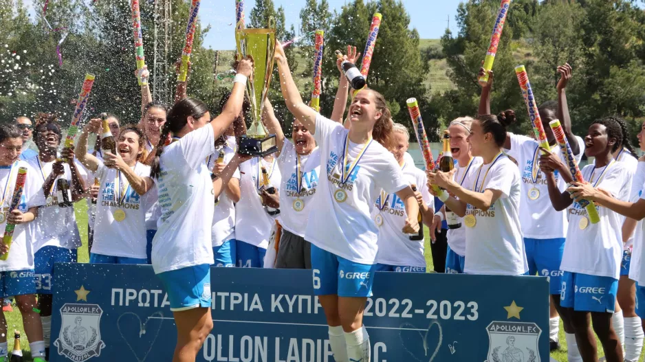 (ΦΩΤΟΣ) Απονομή τίτλου στην Απόλλων Ladies 
