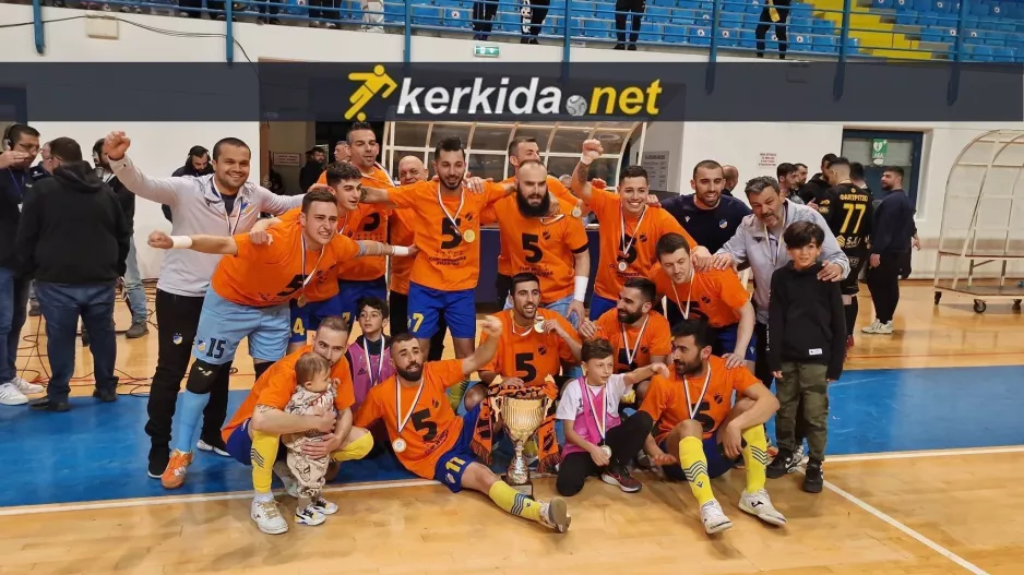 (BINTEO/Φώτος Kerkida) Η απονομή του τροπαίου στο ΑΠΟΕΛ