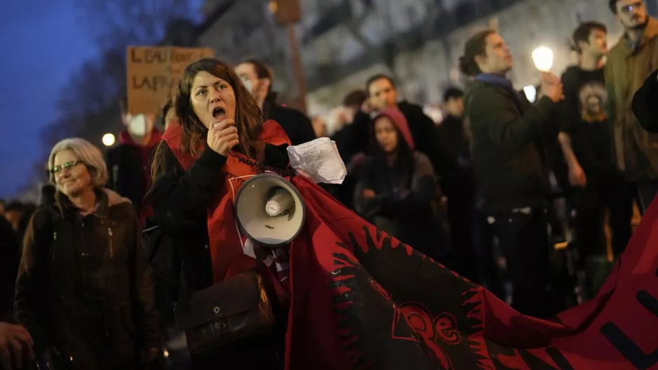 «Παραλύει» η Γαλλία - Στους δρόμους χιλιάδες διαδηλωτές εναντίον Μακρόν