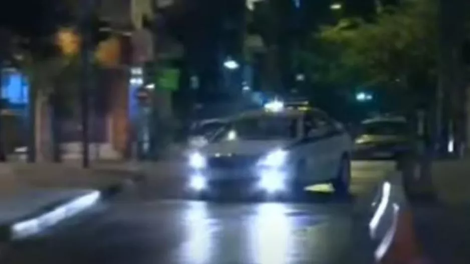 Αστυνομικός σώθηκε από θαύμα στον Ασπρόπυργο - Τον πυροβόλησαν κι η σφαίρα καρφώθηκε στο αλεξίσφαιρο