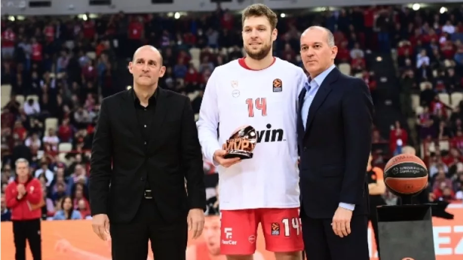 Βεζένκοβ: Παρέλαβε στο ΣΕΦ το βραβείο του MVP του μήνα