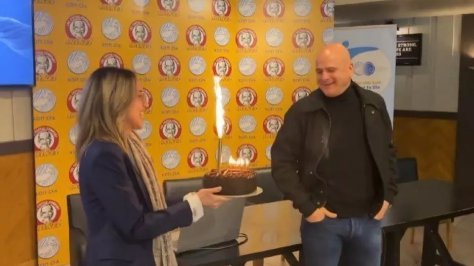 Ευχές και τούρτα στον Τιμούρ (Βίντεο)
