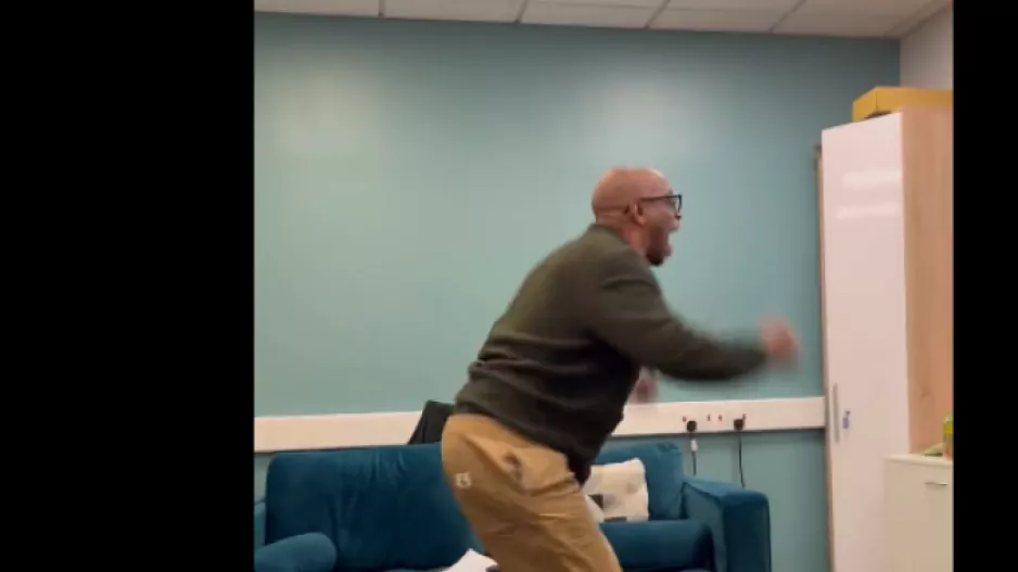 Ο Ίαν Ράιτ «τρελάθηκε» με το... buzzer beater της Άρσεναλ (βίντεο)