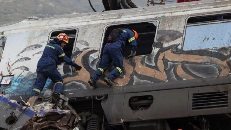 Τέμπη: Στους 55 οι ταυτοποιημένοι νεκροί – Δύο δείγματα DNA δεν ταιριάζουν με αυτά από τις σορούς