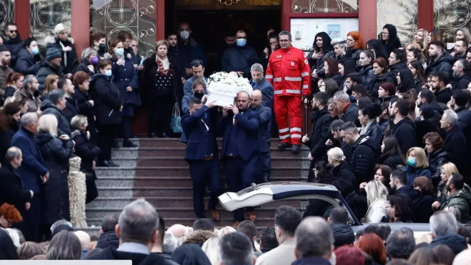Σπαραγμός στην πρώτη κηδεία θύματος  -Σε λευκό φέρετρο η 34χρονη Αθηνά 