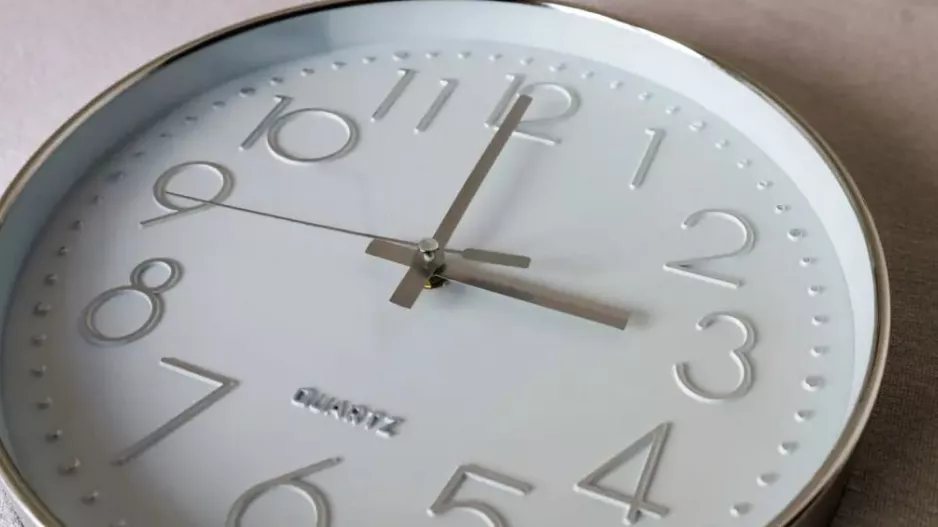 Μια ώρα μπροστά τα ρολόγια την Κυριακή 26 Μαρτίου