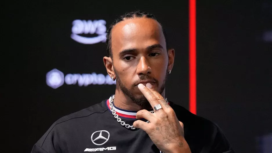 Ο Χάμιλτον διαψεύδει τα σενάρια για τη Ferrari