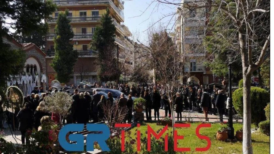 Σε κλίμα οδύνης στο Κορδελιό η κηδεία του αστυνομικού και του 15χρονου γιου του