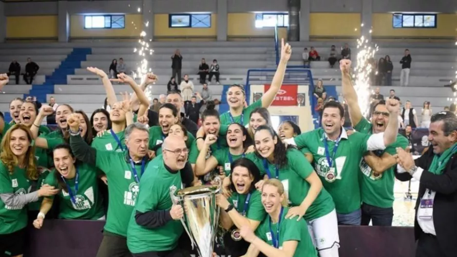 Αποθεώθηκε από το κοινό του ΟΑΚΑ η ομάδα μπάσκετ γυναικών του Παναθηναϊκού!