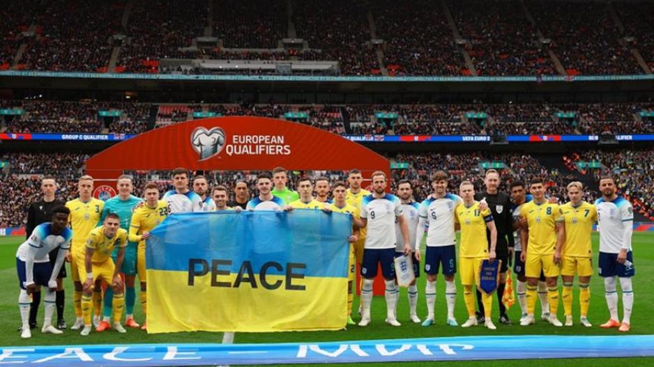 Το μήνυμα που έστειλαν στο Γουέμπλεϊ οι ποδοσφαιριστές της Αγγλίας και της Ουκρανίας