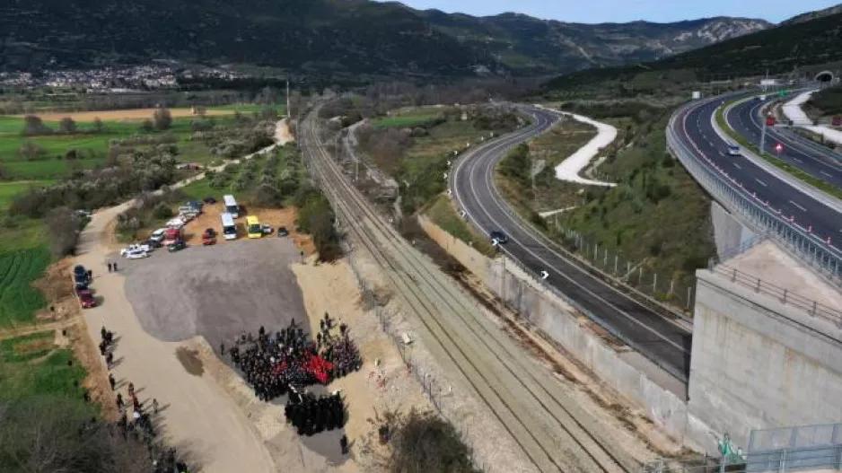 Τέμπη: Το «κόλπο» των σταθμαρχών με τις βάρδιες και τις εικονικές υπερωρίες