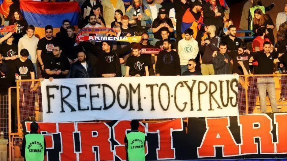 Συγκίνησαν οι Αρμένιοι/ Πανό με καλωσόρισμα "Ελευθερία στην Κύπρο"