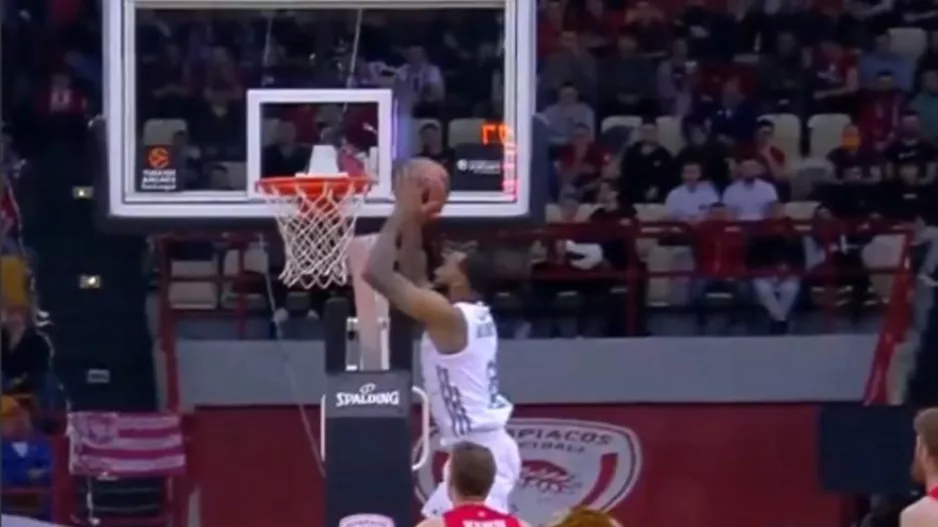 Απίθανη πάσα του Πάρις Λι για το alley oop κάρφωμα του Γουίλιαμς!
