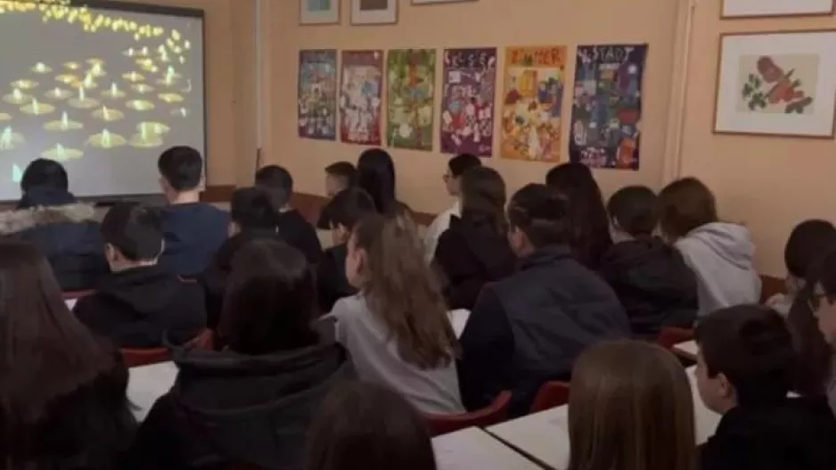 Μαθητές διασκεύασαν το «Φιλαράκι» για την τραγωδία στα Τέμπη