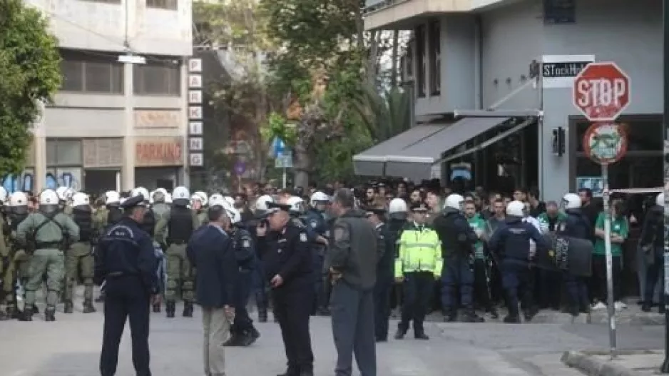 Ένταση, δακρυγόνα και τραυματίες έξω από τη Λεωφόρο πριν το Παναθηναϊκός-ΑΕΚ