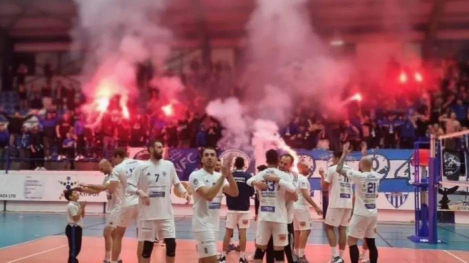 Ανόρθωση: "Υποκλινόμαστε σε αυτόν τον υπέροχο και περήφανο κόσμο"
