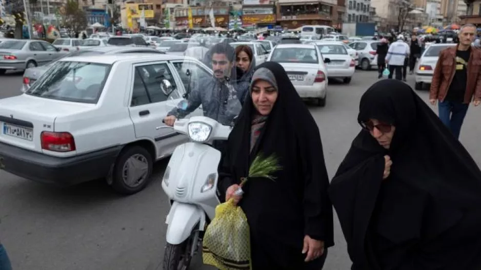 Η αστυνομία εγκαθιστά κάμερες για να "ελέγχει" τις γυναίκες στο Ιράν