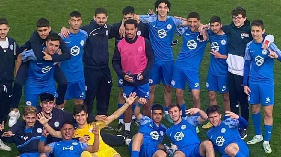 Προπορεύεται αήττητη τρεις στροφές πριν το φινάλε
