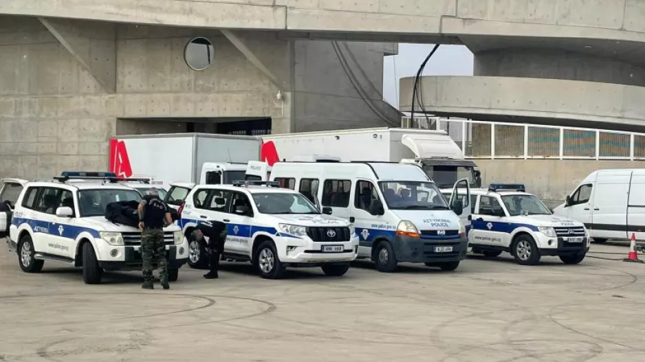 (UPD) Σύλληψη οκτώ ατόμων στο ΓΣΠ! (Πέτρες, κροτίδες, λοστοί)