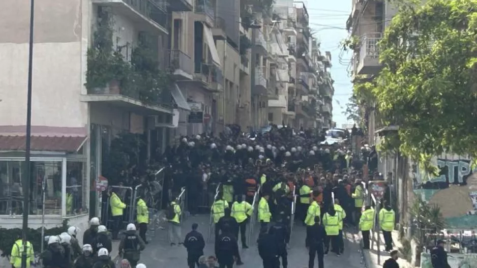 «Τρέλα» στη Λεωφόρο από χιλιάδες οπαδούς του Παναθηναϊκού πριν από το ματς (φώτος)