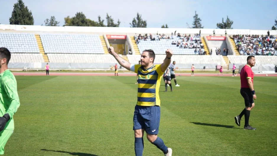 Με σφιγμένες γροθιές ο αρχηγός!