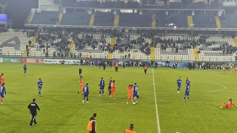 Ανόρθωση - Καρμιώτισσα: Άσφαιρη... Κυρία, βαθμός για... Πορτοκαλί (φώτος)