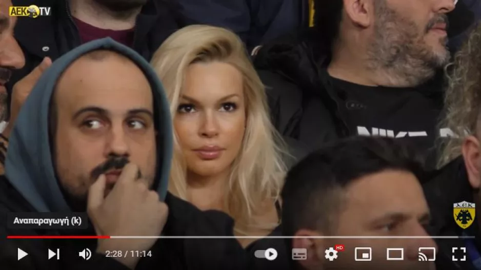Εντυπωσιακή Βίκυ στην εξέδρα 