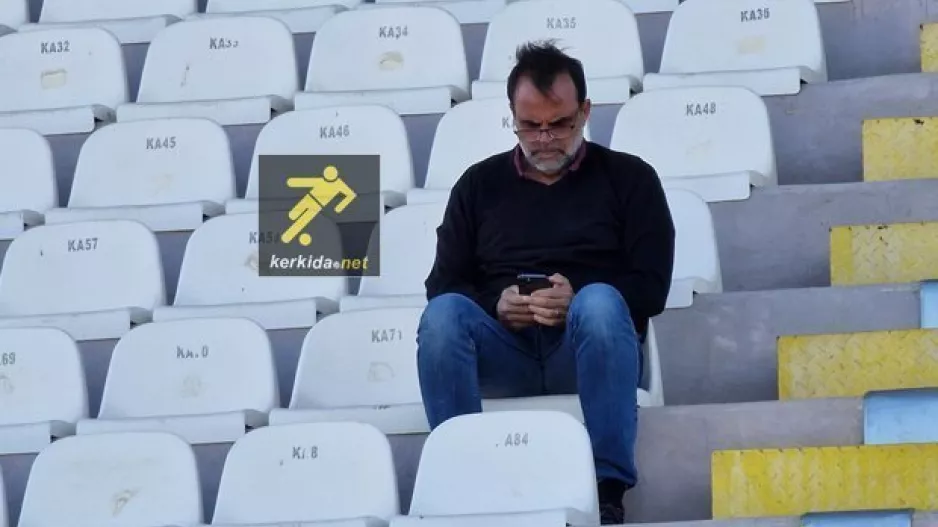 Στην κερκίδα για τον γιο!