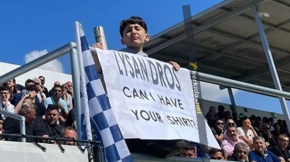 Ο... μικρός ζήτησε τη φανέλα του 17χρονου "Παπ"!