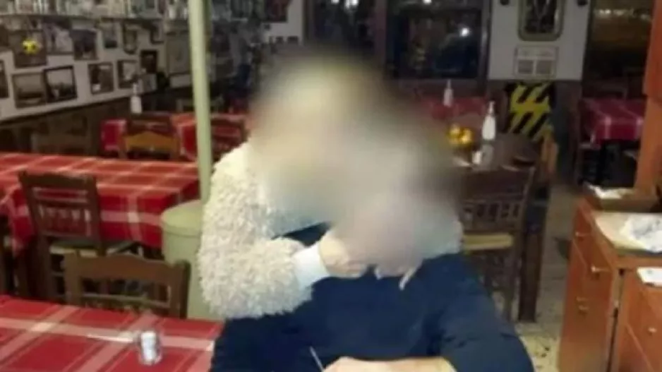 "Ήταν θύμα σωματικής και λεκτικής κακοποίησης" η 49χρονη που έβαλε φωτιά στον σύζυγό της