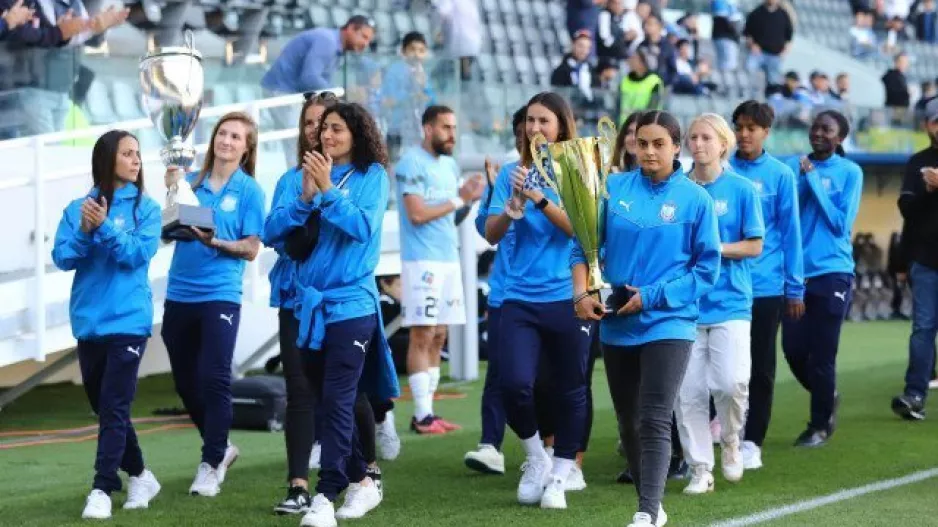 Χειροκροτήθηκαν οι νταμπλούχες της Apollon Ladies και Κ-18!