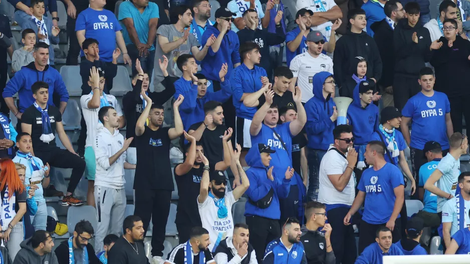 Ενθουσιασμός σε χορτάρι και εξέδρα