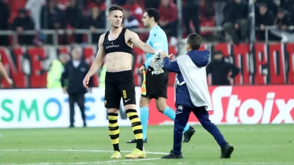 Ο Γκατσίνοβιτς έδωσε τη φανέλα του σε ball boy στο «Γ. Καραϊσκάκης»
