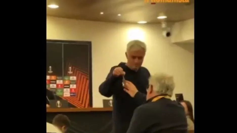 Ο Μουρίνιο τρόλαρε Ολλανδό δημοσιογράφο δίνοντάς του ένα μπρελόκ του Conference League: «Μην κλαις για άλλους 10 μήνες!»