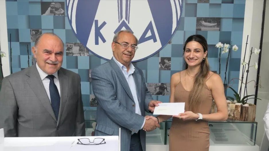 Η Κυριακή Κουττούκη παρέλαβε την επιταγή του Σχεδιασμού Χαριστικών Παροχών από τον ΚΟΑ