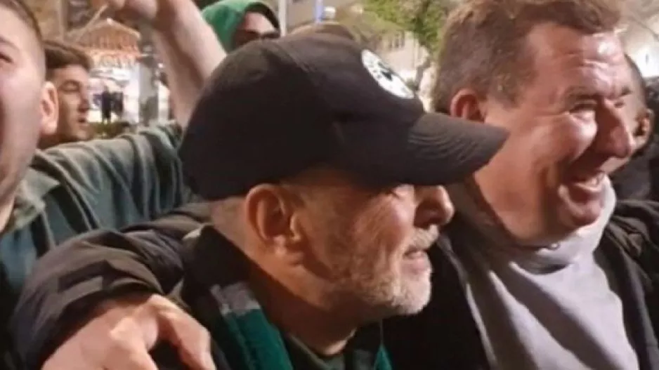 Οπαδοί πανηγυρίζουν και βγάζουν selfies με τον Γιάννη Αλαφούζο