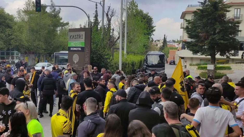 Κιτρινόμαυρος... πανικός έξω από το ξενοδοχείο πριν τη Λεωφόρο!