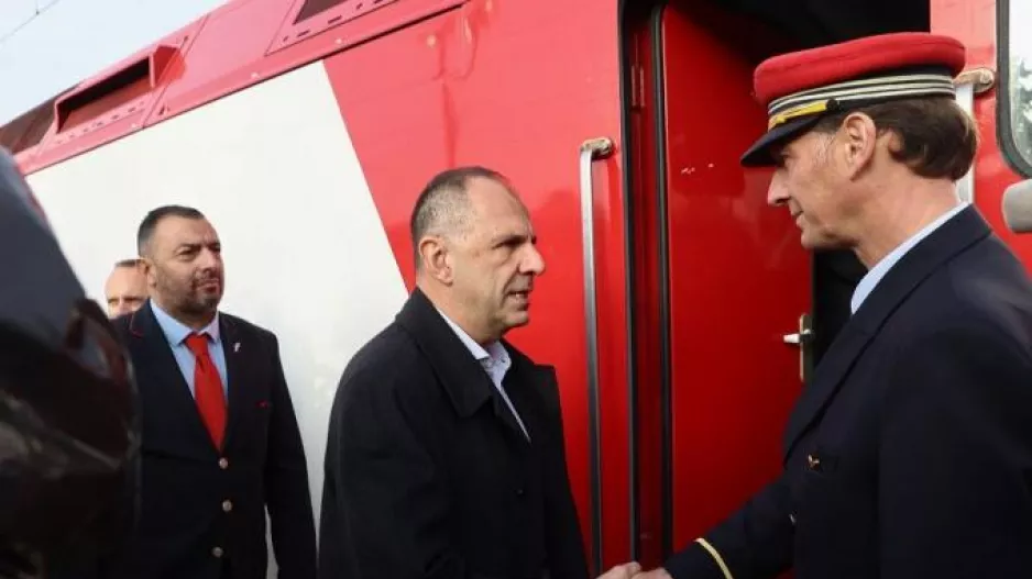 Τρένα: Ξεκίνησαν τα δρομολόγια Αθήνα-Θεσσαλονίκη, στο πρώτο βαγόνι ο Γεραπετρίτης
