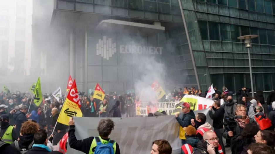 Έκρυθμη η κατάσταση στη Γαλλία: Διαδηλωτές εισέβαλαν σε κτίριο του Χρηματιστηρίου στο Παρίσι!