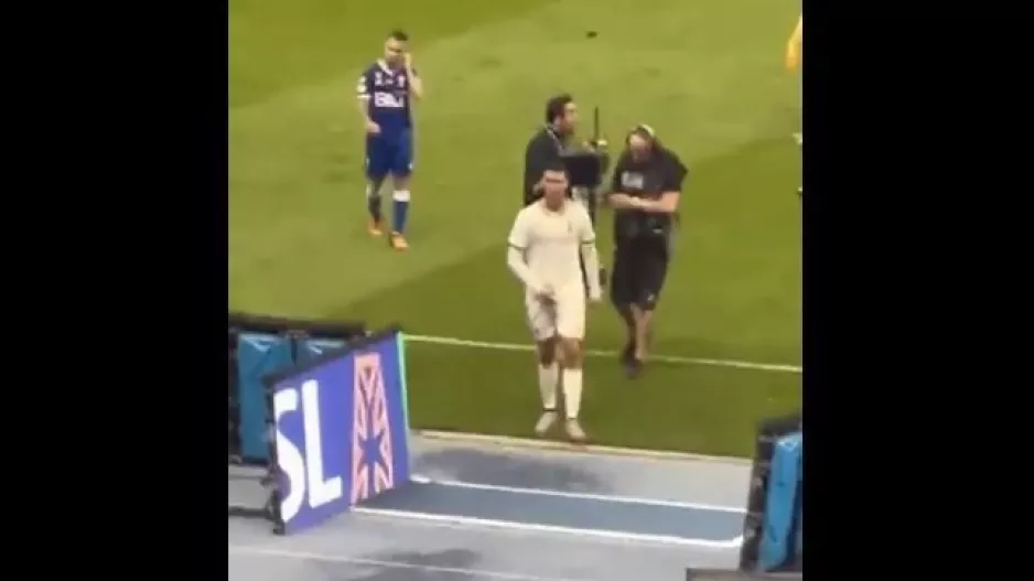 Βίντεο/Ο CR7 έπιασε τα γεννητικά του όργανα σε πικάρισμα για τον Μέσι