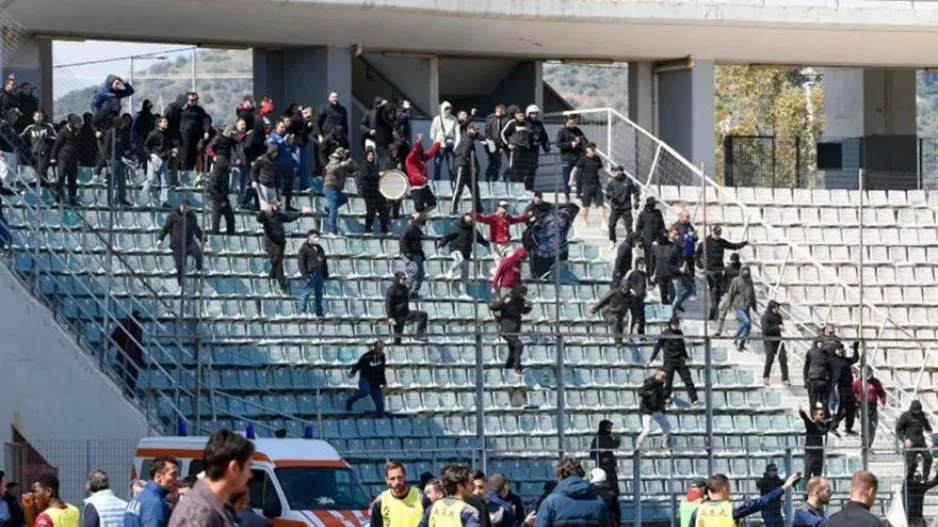 Διακοπή λόγω επεισοδίων στο Νίκη Βόλου-ΑΕΛ: Μάχες σώμα με σώμα μεταξύ των οπαδών!