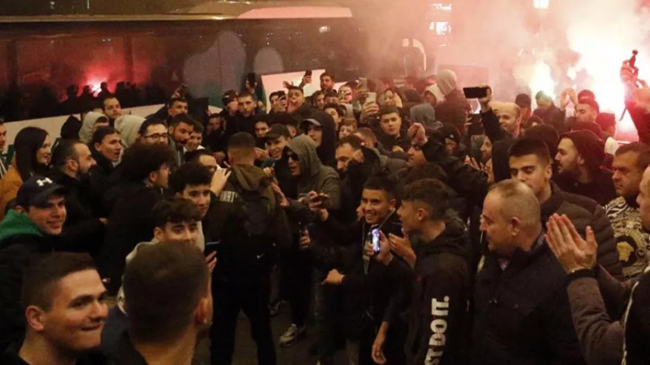 Ντόπες από τον κόσμο του Παναθηναϊκού έξω από το ξενοδοχείο