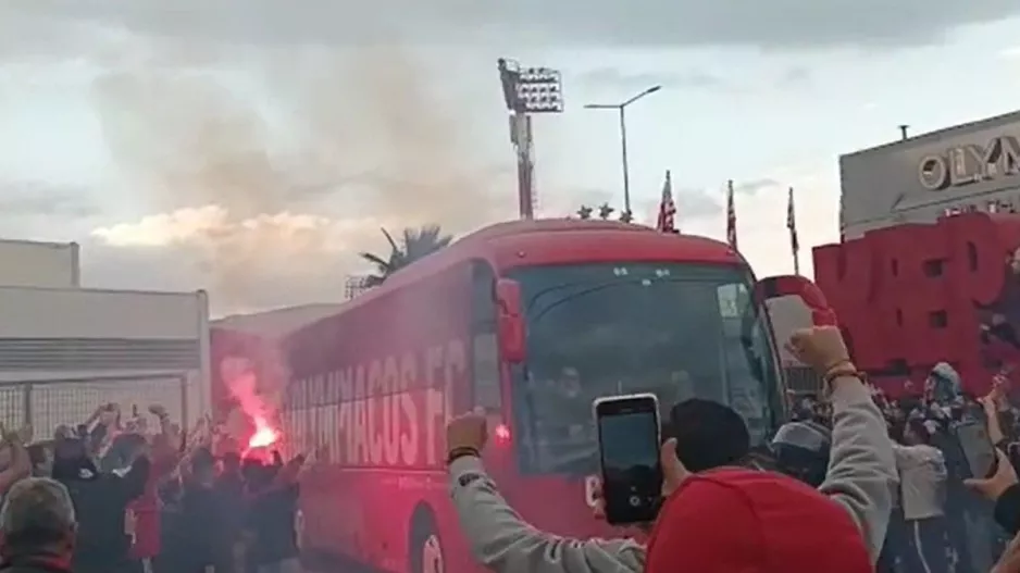 Χαμός στον Ρέντη, συνοδεία από εκατοντάδες μηχανάκια έφυγε η αποστολή των ερυθρόλευκων!